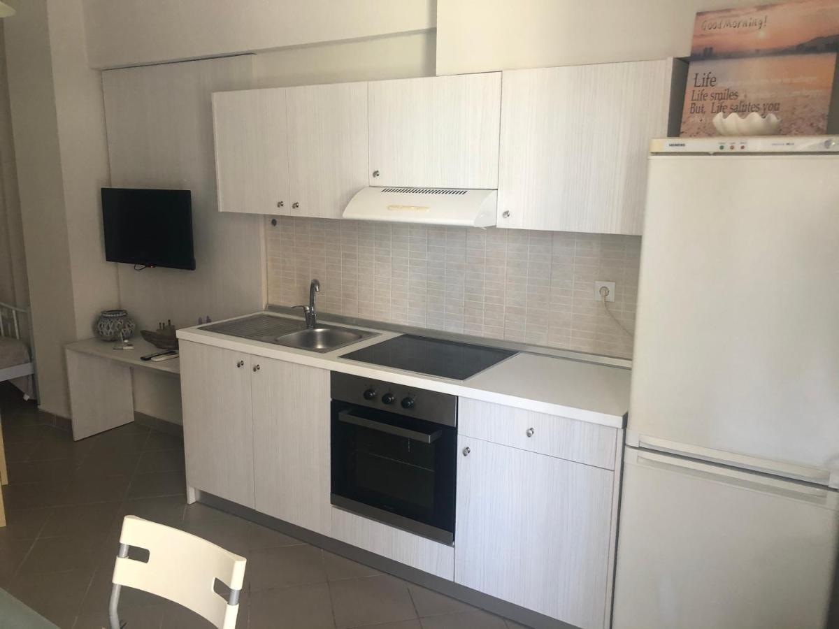 Makis Apartments Touzla Ofrinion Ngoại thất bức ảnh